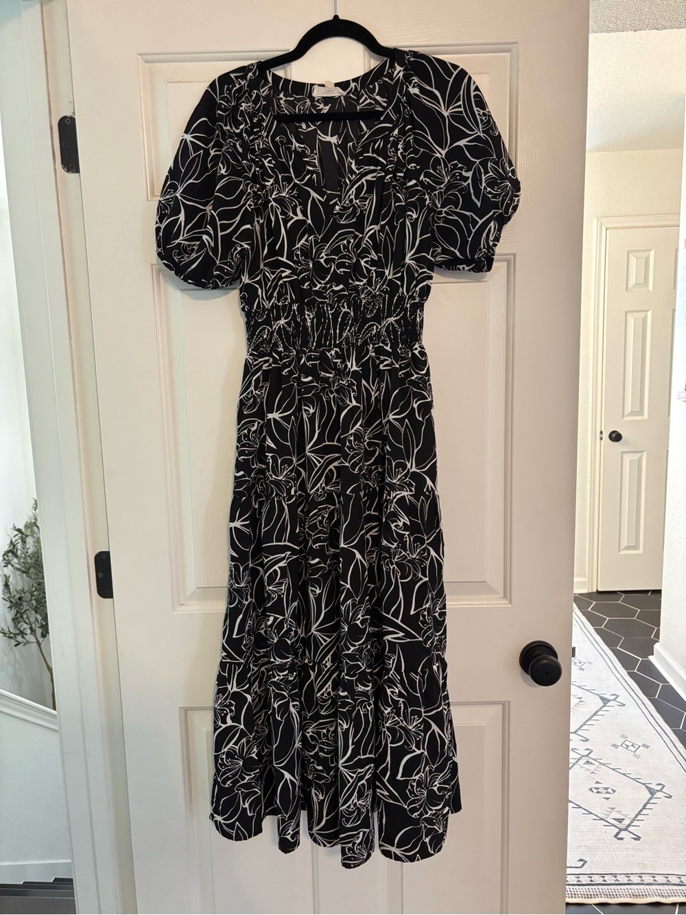 entro Black and White Floral-Print Midi Dress with Puff Sleeves